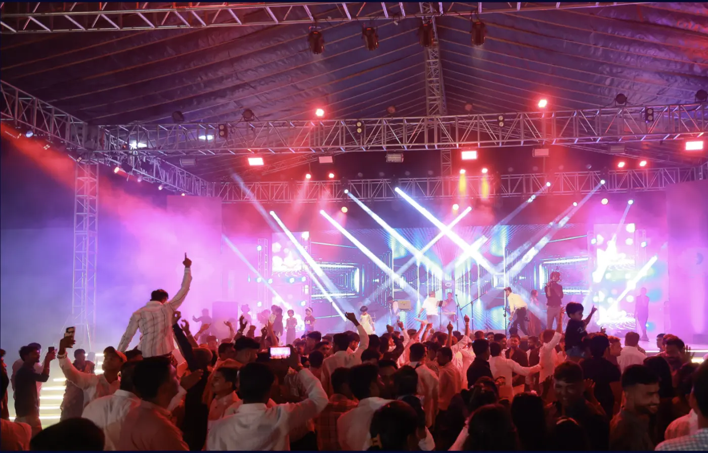 Large-format conference production